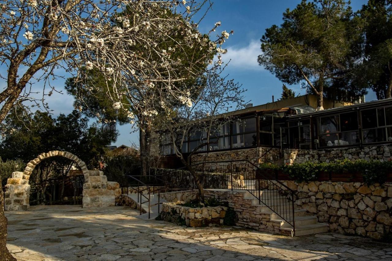 Logos Hotel In Yad Hashmona Luaran gambar